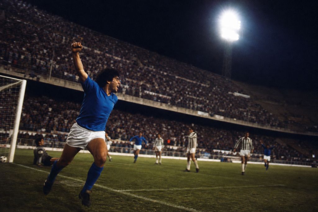 A Como négy gólt szerzett a Ferrarisban, és átmenetileg a Serie A élére állt
