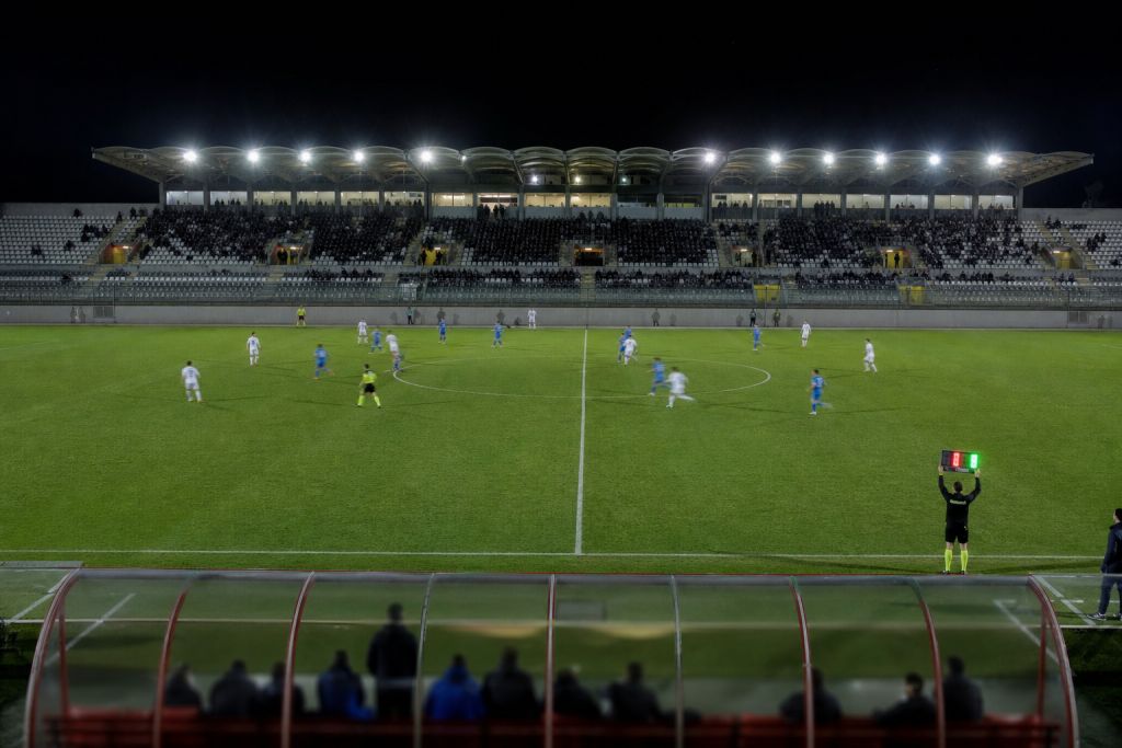 Éjszakai Serie A-mérkőzés reflektorfényben – illusztráció