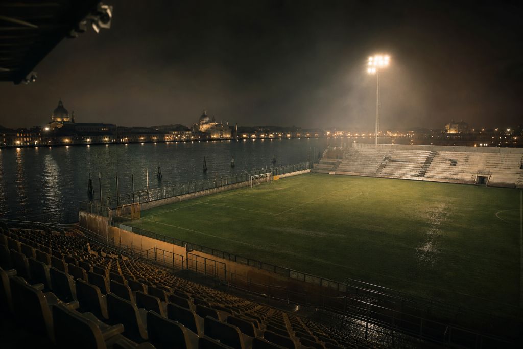 Vízparti olasz stadion egy esti bajnoki után – illusztráció