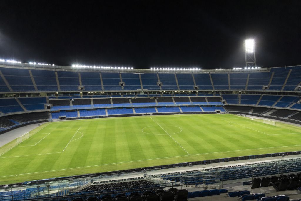 Üres olasz stadion egy esti bajnoki után – illusztráció